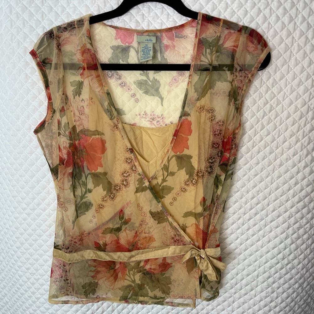 Beautiful cap sleeve floral mesh top w/ribbon tie & camisole. Very well-made. 10